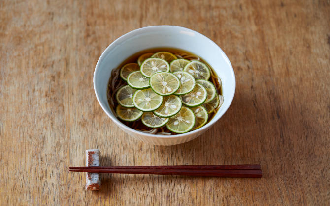 すだちの酸味が夏の食欲をかきたてる 冷やしすだちそば