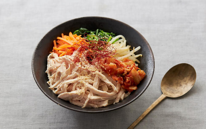 しらいさん家の 蒸し鶏ビビンバ丼