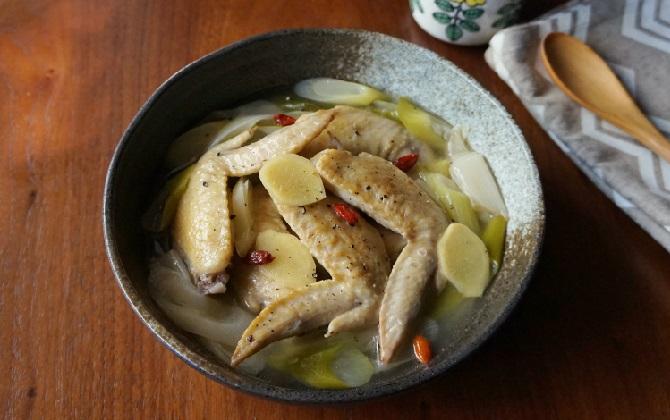 長ねぎたっぷり！鶏手羽先と生姜の煮込み