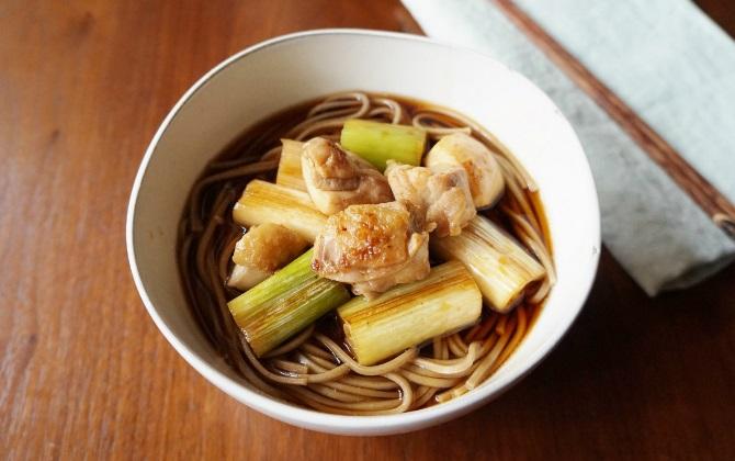 焼きネギと鶏の香ばし蕎麦