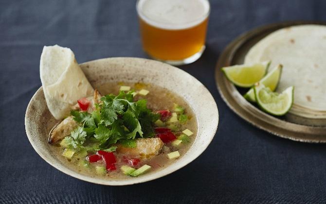 鶏手羽先とアボカドのメキシカンスープ