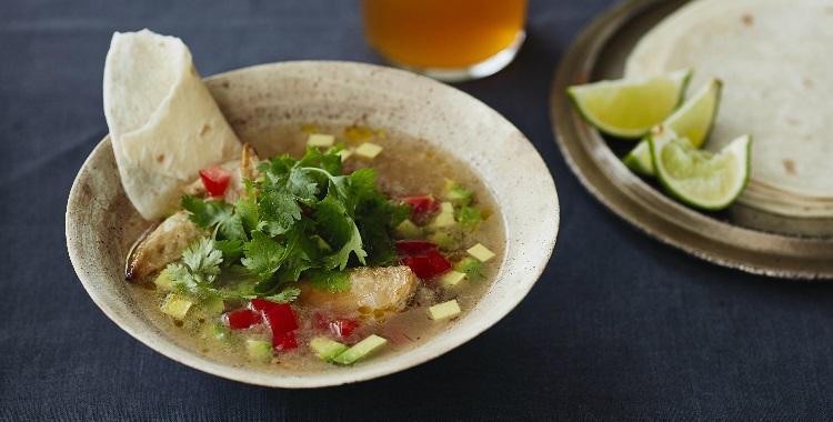 鶏手羽先とアボカドのメキシカンスープ