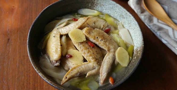 長ねぎたっぷり！鶏手羽先と生姜の煮込み