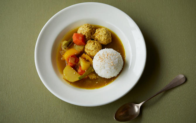 ごろごろ具材がヘルシー 鶏と野菜の和風だしスープカレー